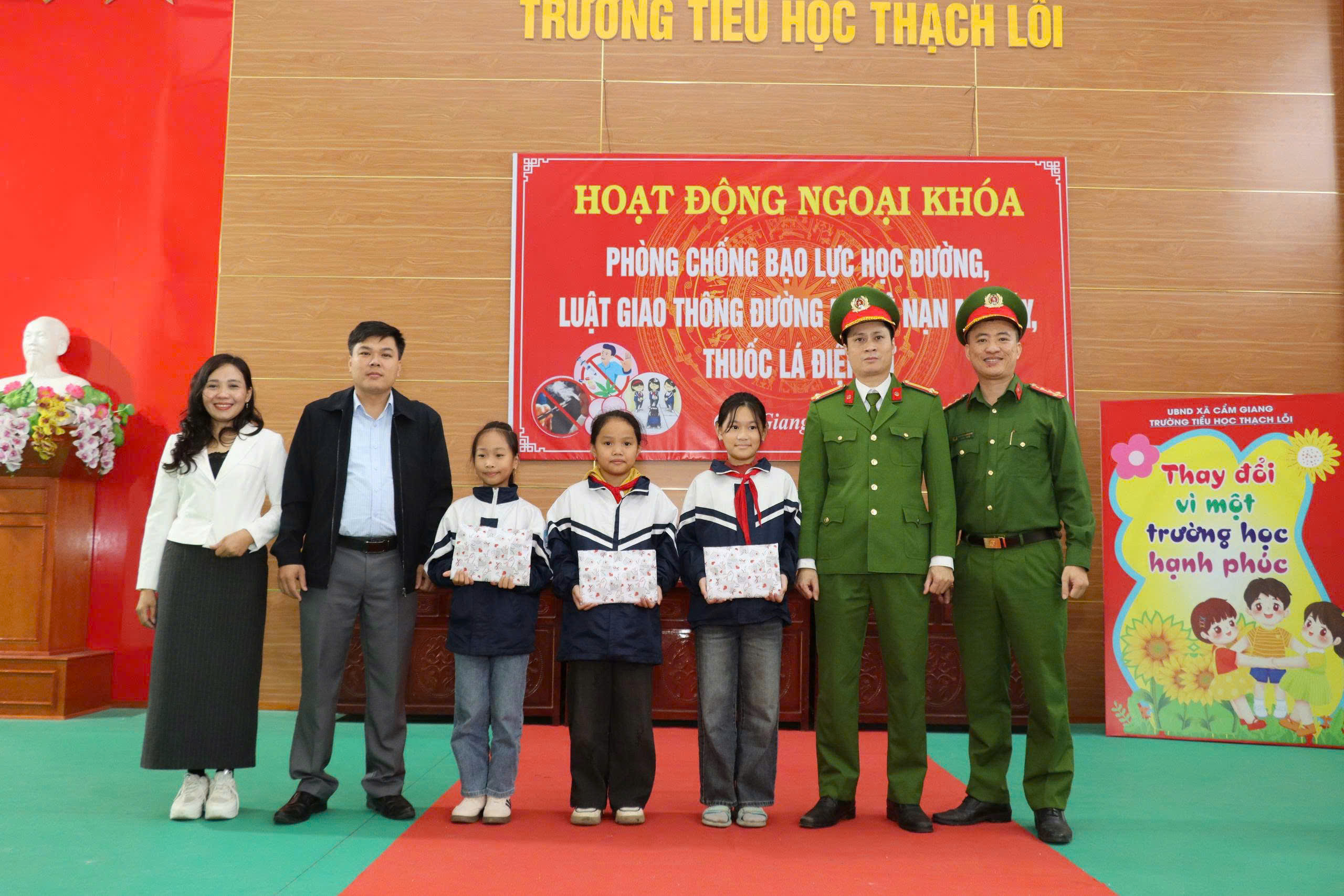 Công an xã Cẩm Giang: Tuyên truyền pháp luật tại Trường Tiểu học Thạch Lỗi nhân Ngày Pháp luật Việt Nam